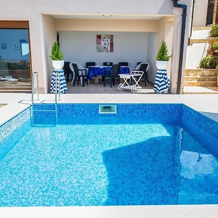 Family Friendly House With A Swimming Pool - 15176 *