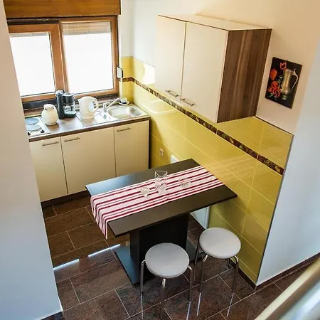 Family Friendly House With A Swimming Pool - 15176 *