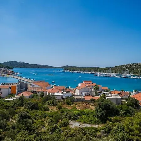 Family Friendly House With A Swimming Pool - 15176 *