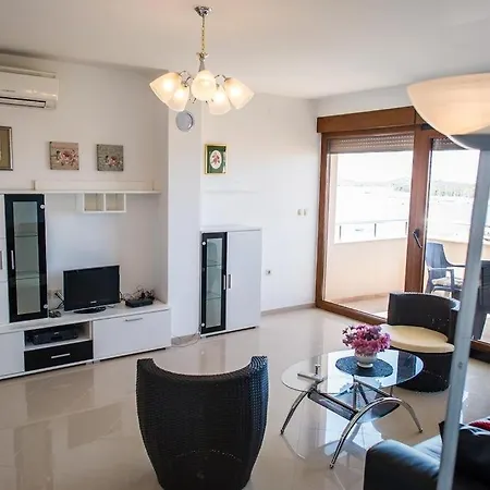 Family Friendly House With A Swimming Pool - 15176