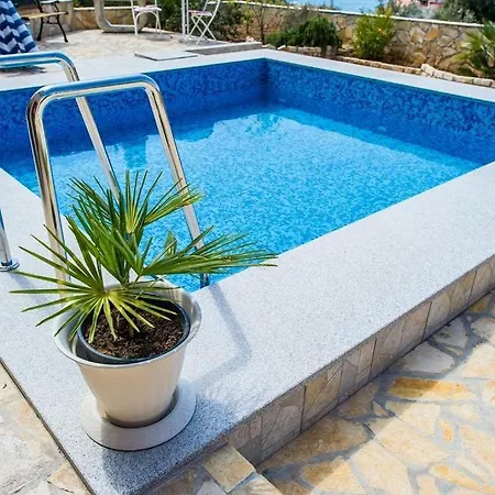 Family Friendly House With A Swimming Pool - 15176