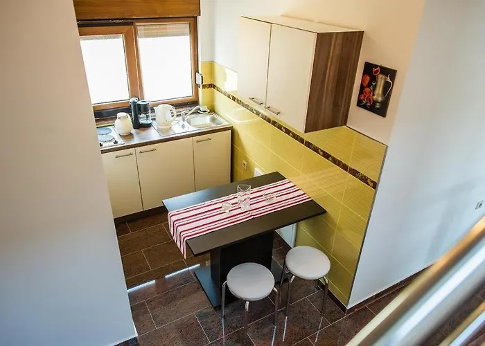 Family Friendly House With A Swimming Pool - 15176 *