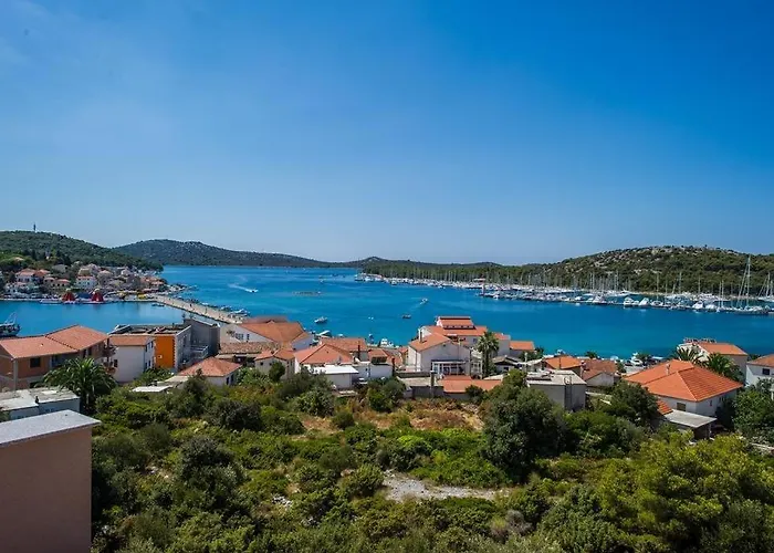 Family Friendly House With A Swimming Pool - 15176 *