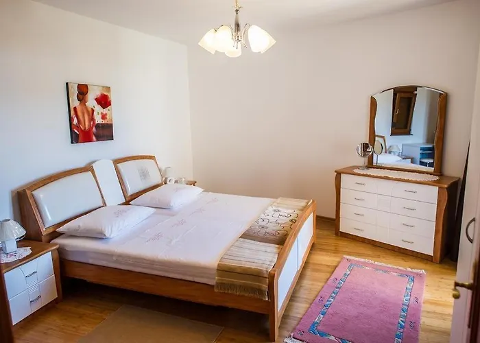 Сasa de vacaciones Family Friendly House With A Swimming Pool - 15176 *