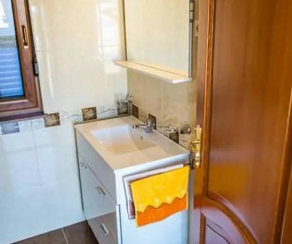 Сasa de vacaciones Family Friendly House With A Swimming Pool - 15176