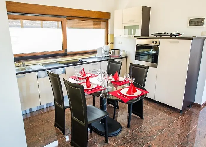 Сasa de vacaciones Family Friendly House With A Swimming Pool - 15176 *