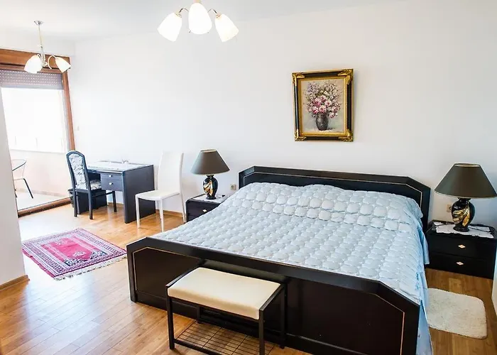 Family Friendly House With A Swimming Pool - 15176 *