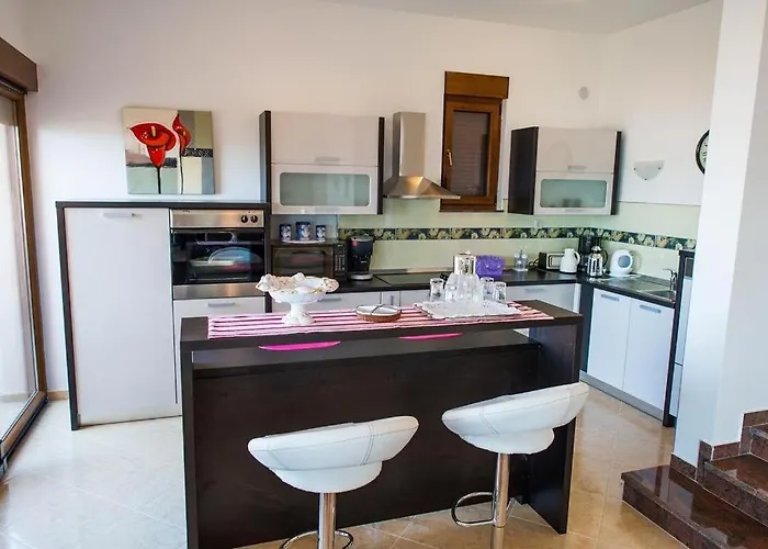 Сasa de vacaciones Family Friendly House With A Swimming Pool - 15176 *