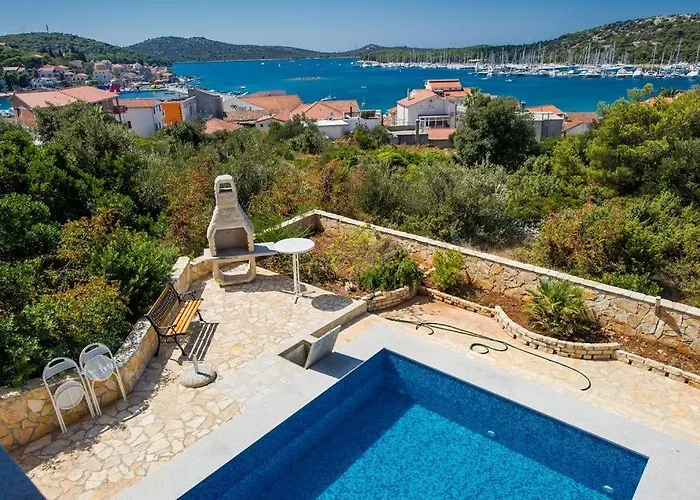 Family Friendly House With A Swimming Pool - 15176 Prázdninový dům Rogoznica (Sibenik-Knin)