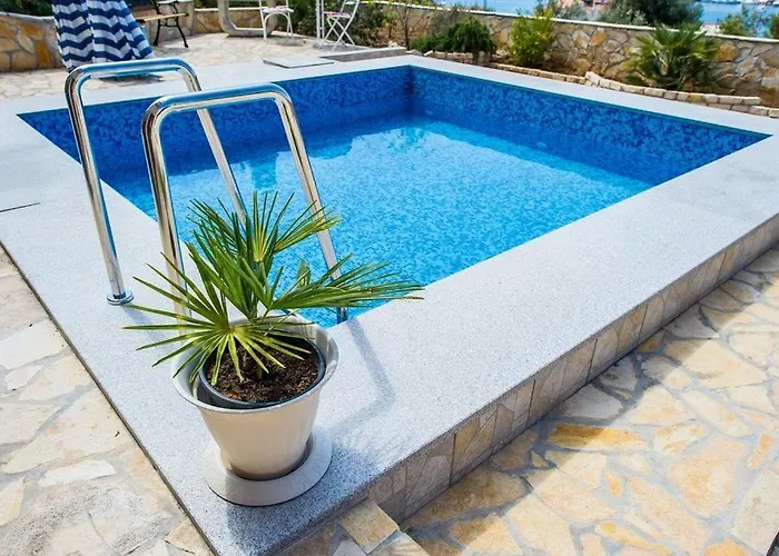 Family Friendly House With A Swimming Pool - 15176